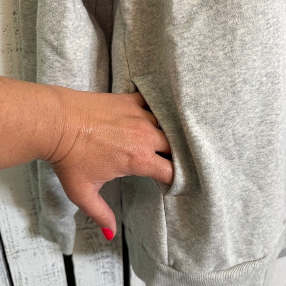 V-neck Cozy Sweatshirt Women Size Medium Heather Gray Front Pockets Casual Basic - Picture 4 of 12